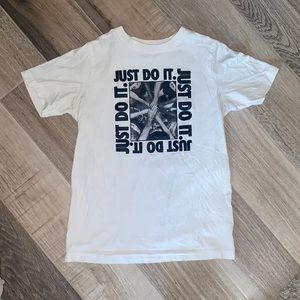 The NIKE tee Sz S never worn